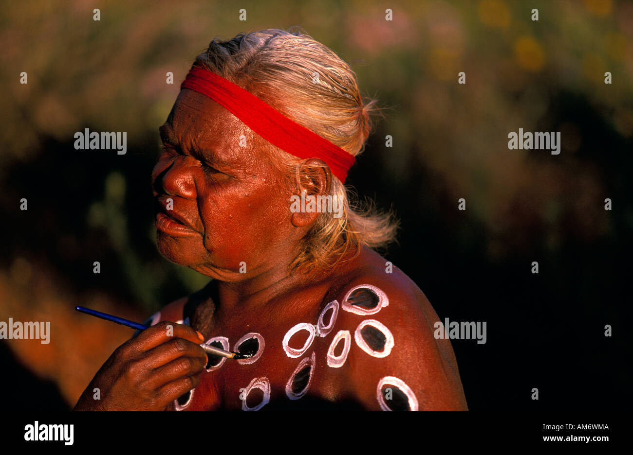 L'aîné autochtone la préparation pour la danse de cérémonie outback Australie Banque D'Images