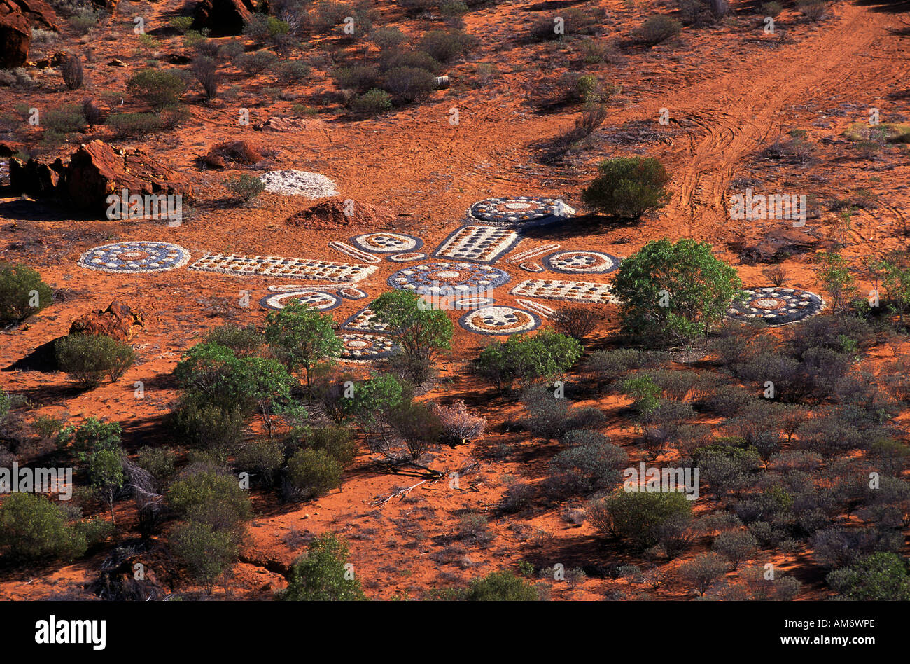 Peinture sur sable autochtones de l'Australie outback Banque D'Images