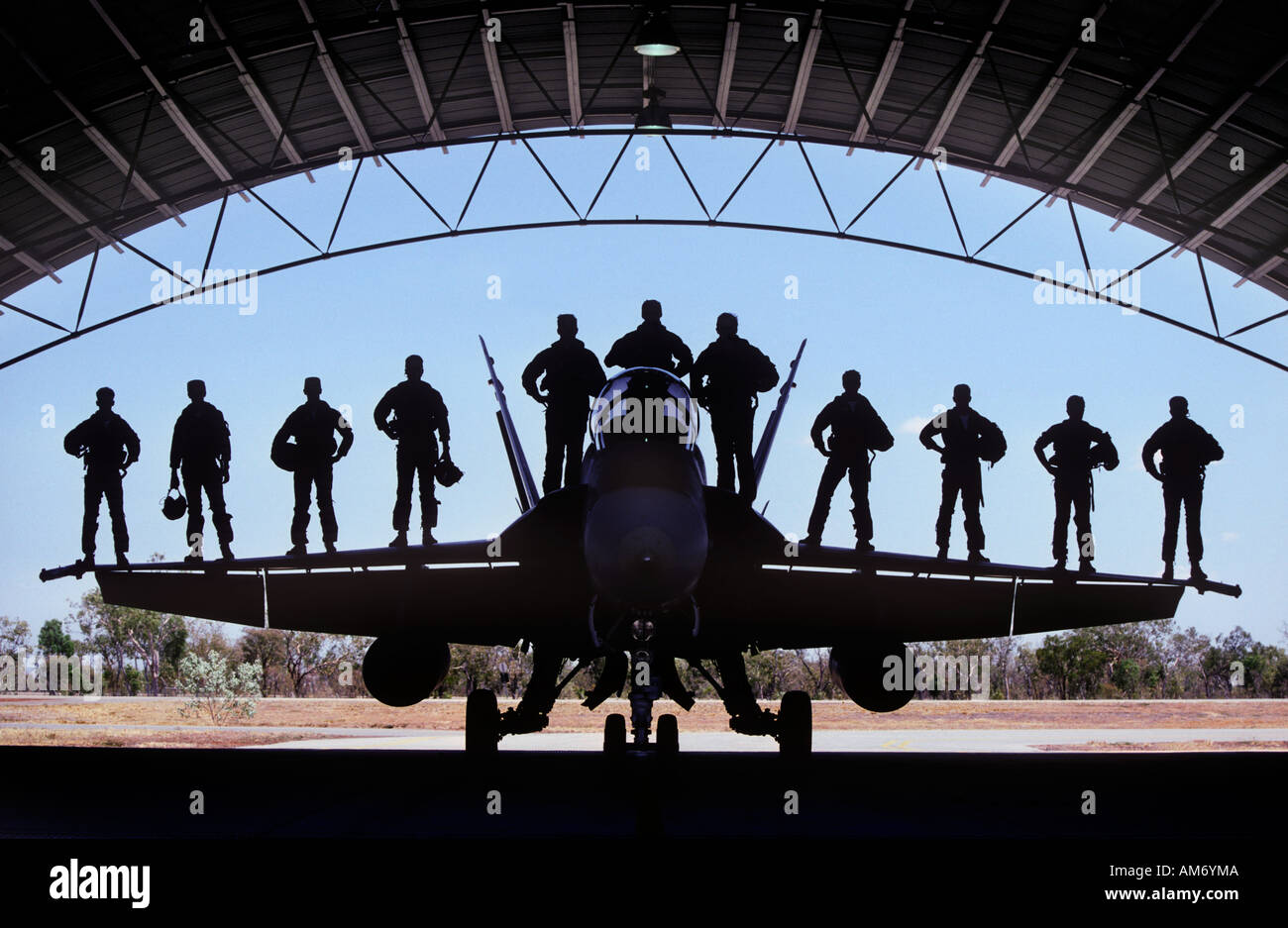 F/A-18 Hornet les pilotes de chasseurs à réaction au sommet d'aéronefs, la base de la RAAF, Tindal, nr Katherine, Territoire du Nord, Australie Banque D'Images