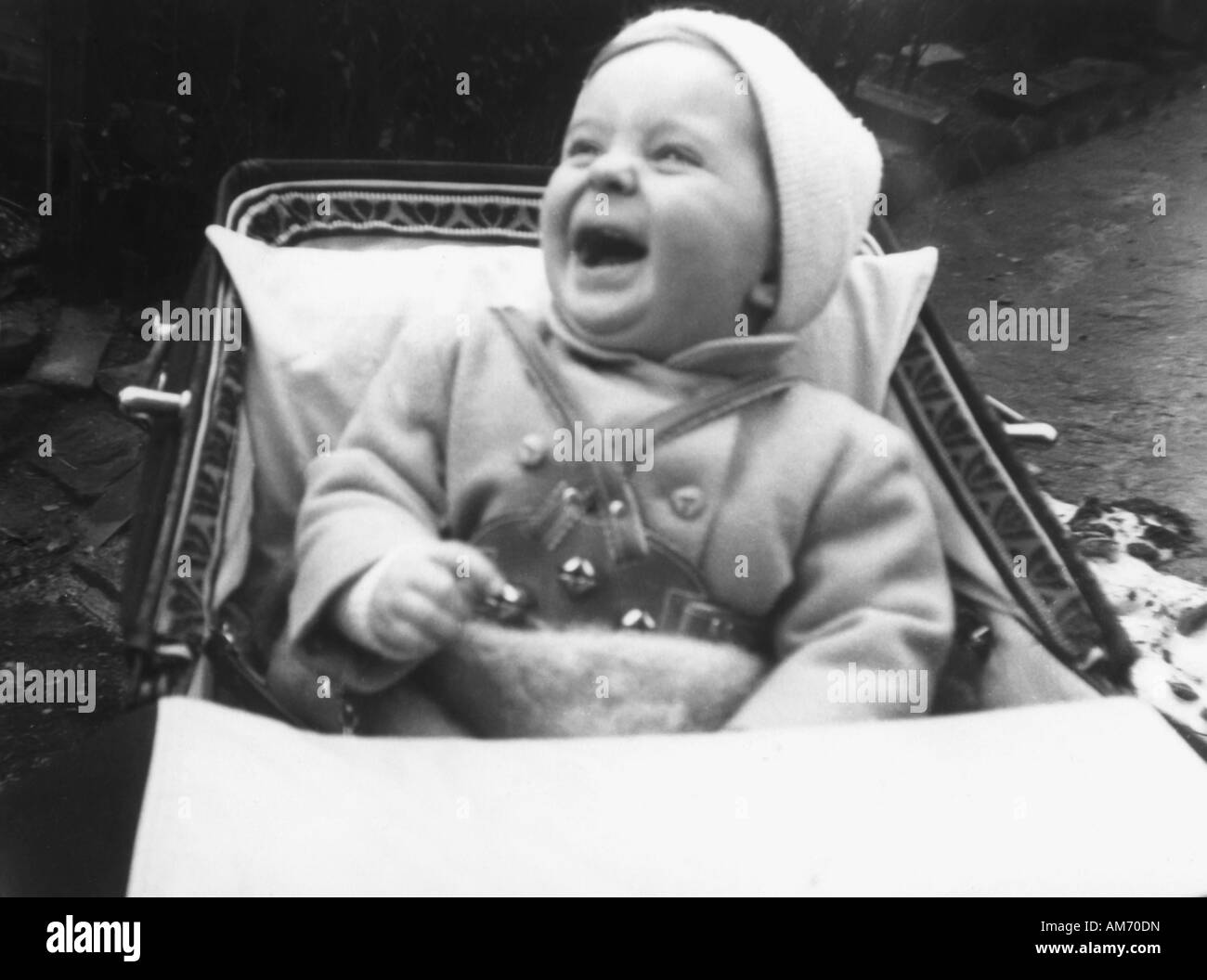 OLD VINTAGE SNAPSHOT FAMILLE PHOTOGRAPHIE DE JEUNE Bébé garçon dans la PRAM LAUGHING Banque D'Images