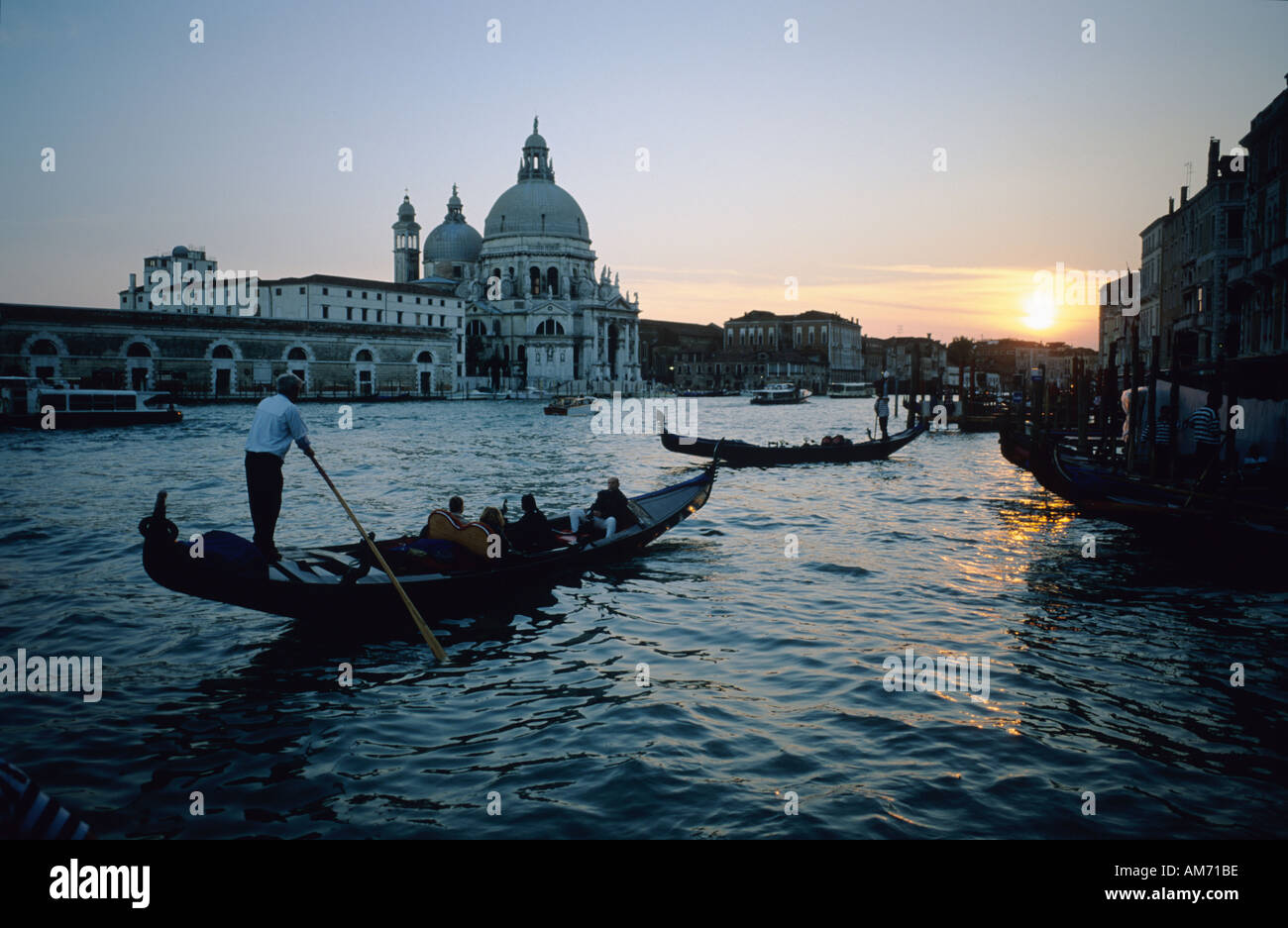 Italie Venise Grand Canal Santa Maria della Salute chuch gondola Banque D'Images