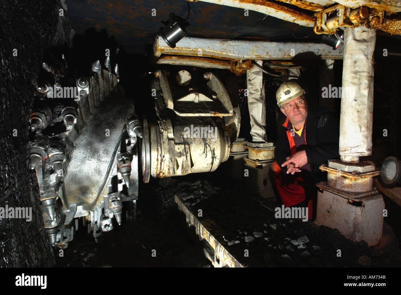 Ancien mineur travaillant comme un guide à l'underground Big Pit National Coal Museum Blaenavon South Wales UK Banque D'Images