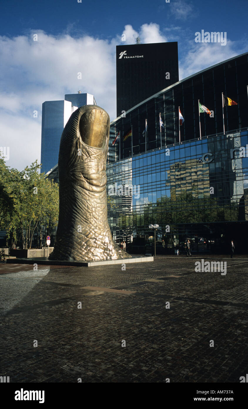 Sculpture Le pouce le pouce par Cesar à La Défense Paris France Banque D'Images