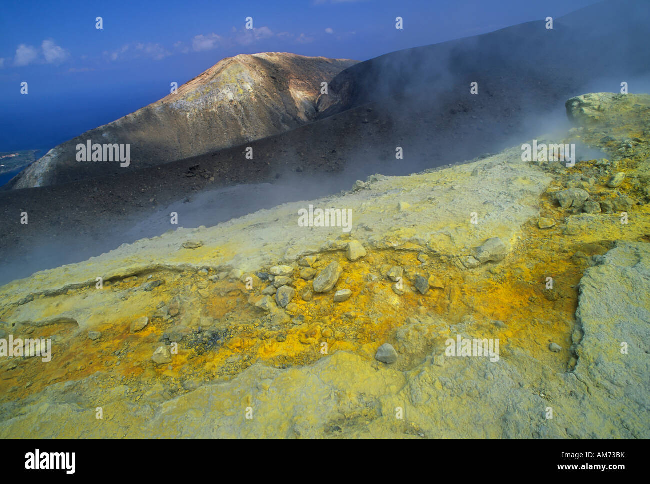 Les fumerolles sur le cratère volcanique, Vulcano, l'île de Vulcano, Iles Eoliennes, Sicile, Italie Banque D'Images