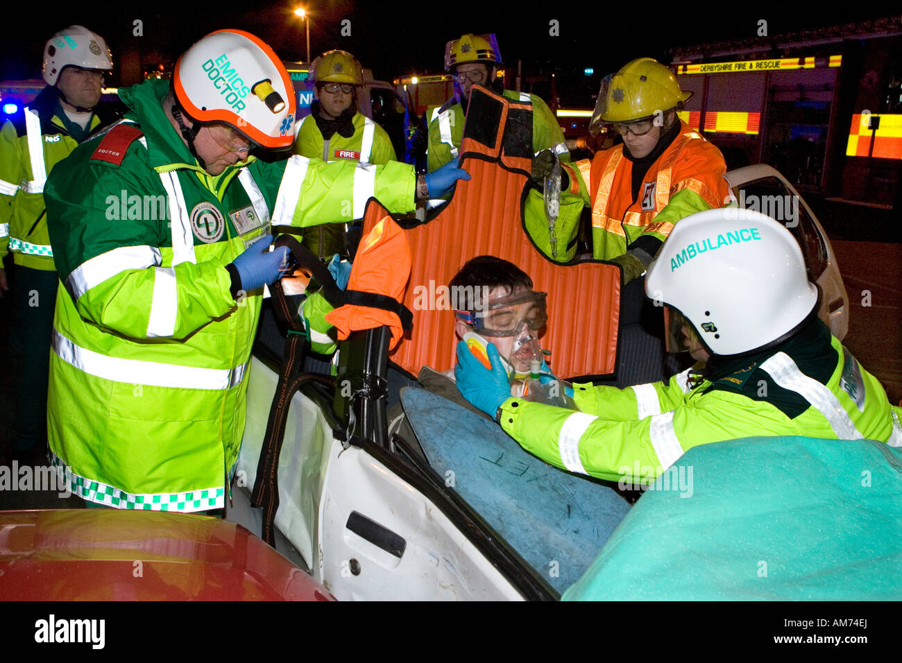 Simulation d'accident de la circulation à Chesterfield Derbyshire impliquant la police, les ambulanciers, les pompiers, les Services de bénévoles et les victimes Banque D'Images