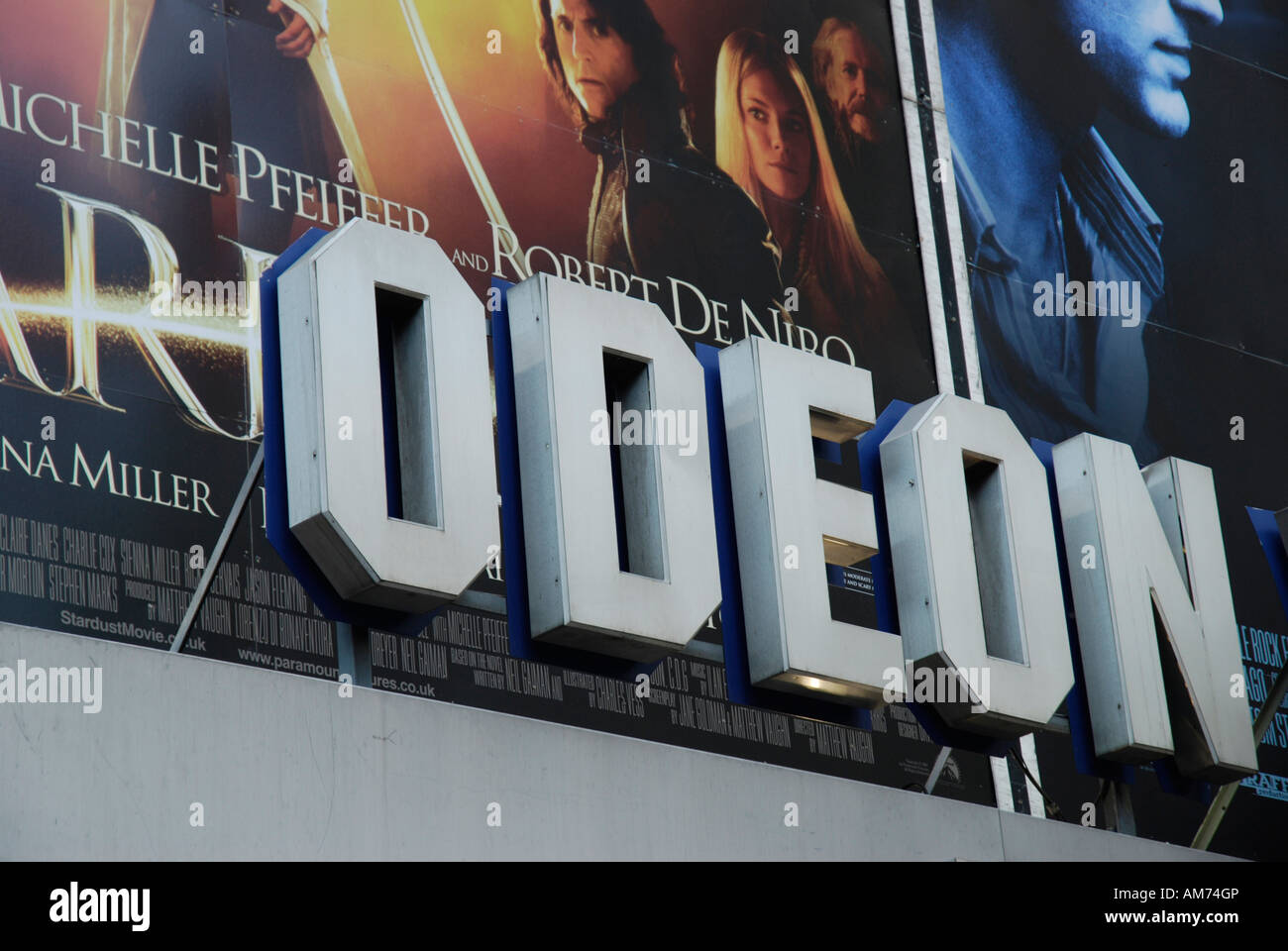 Cinéma Odéon signe devant les affiches de films publicitaires London England Banque D'Images