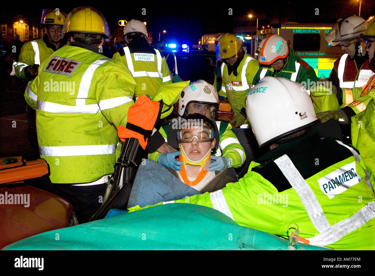 Simulation d'accident de la circulation à Chesterfield Derbyshire impliquant la police, les ambulanciers, les pompiers, les Services de bénévoles et les victimes Banque D'Images