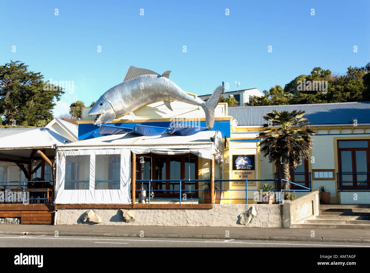 Metal sculpture de poisson sur un bar à Kaikoura Nouvelle-zélande Banque D'Images