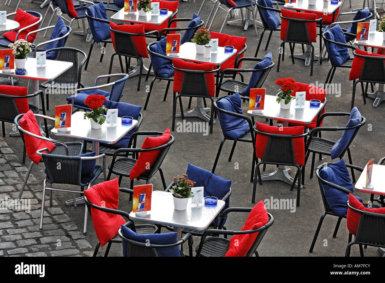 Des tables et des chaises avec des coussins colorés, terrasse vide d'un restaurant en plein air, Düsseldorf, NRW, Allemagne Banque D'Images