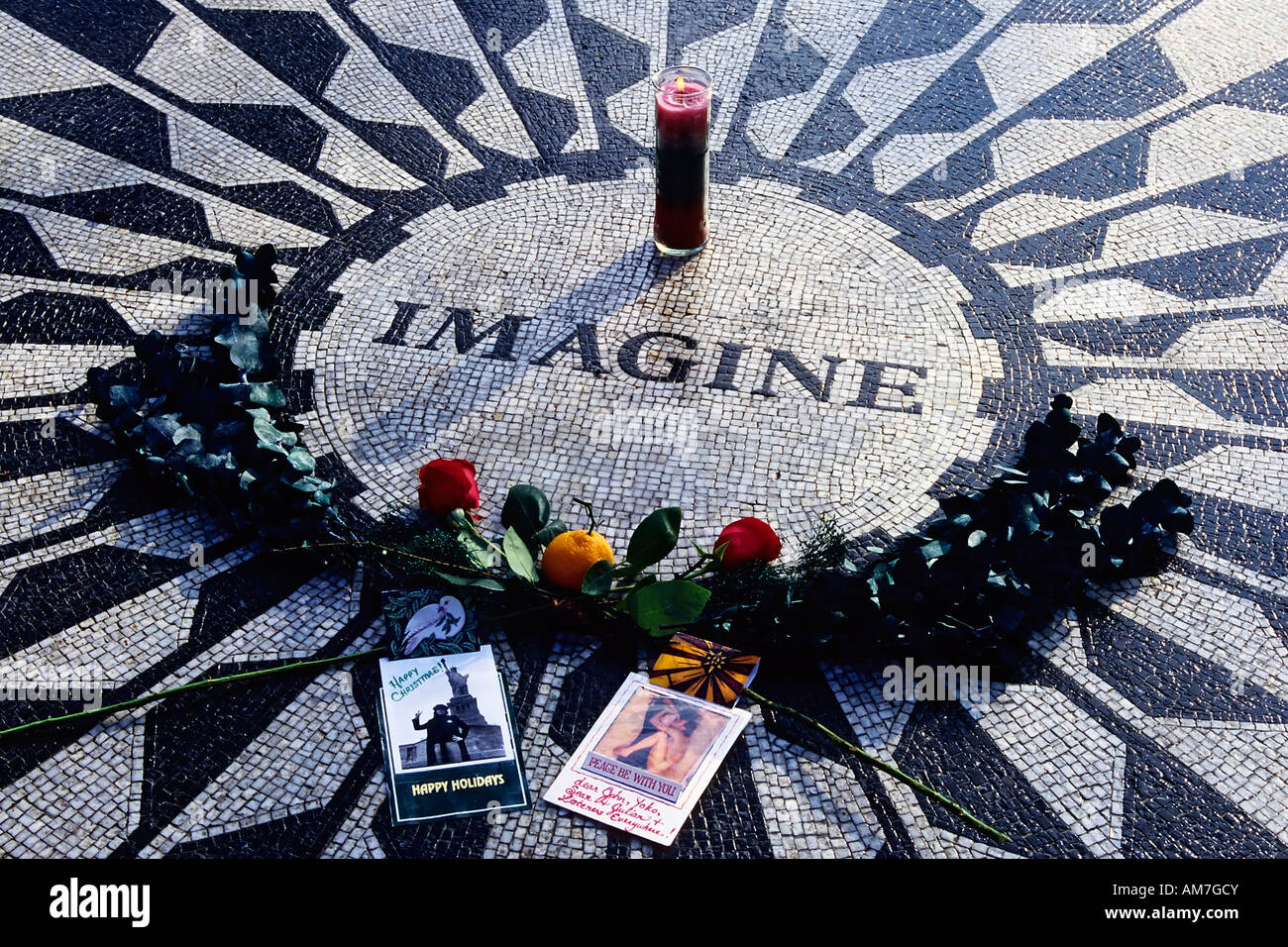 Site commémoratif décoré pour John Lennon, Strawberry Fields, Central Park, New York City, États-Unis Banque D'Images