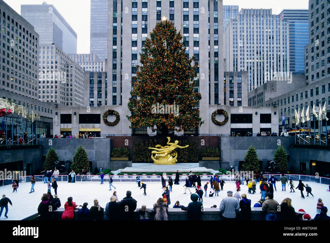 Patinage sur glace à Rockefeller Plaza, Noël à New York, États-Unis Banque D'Images