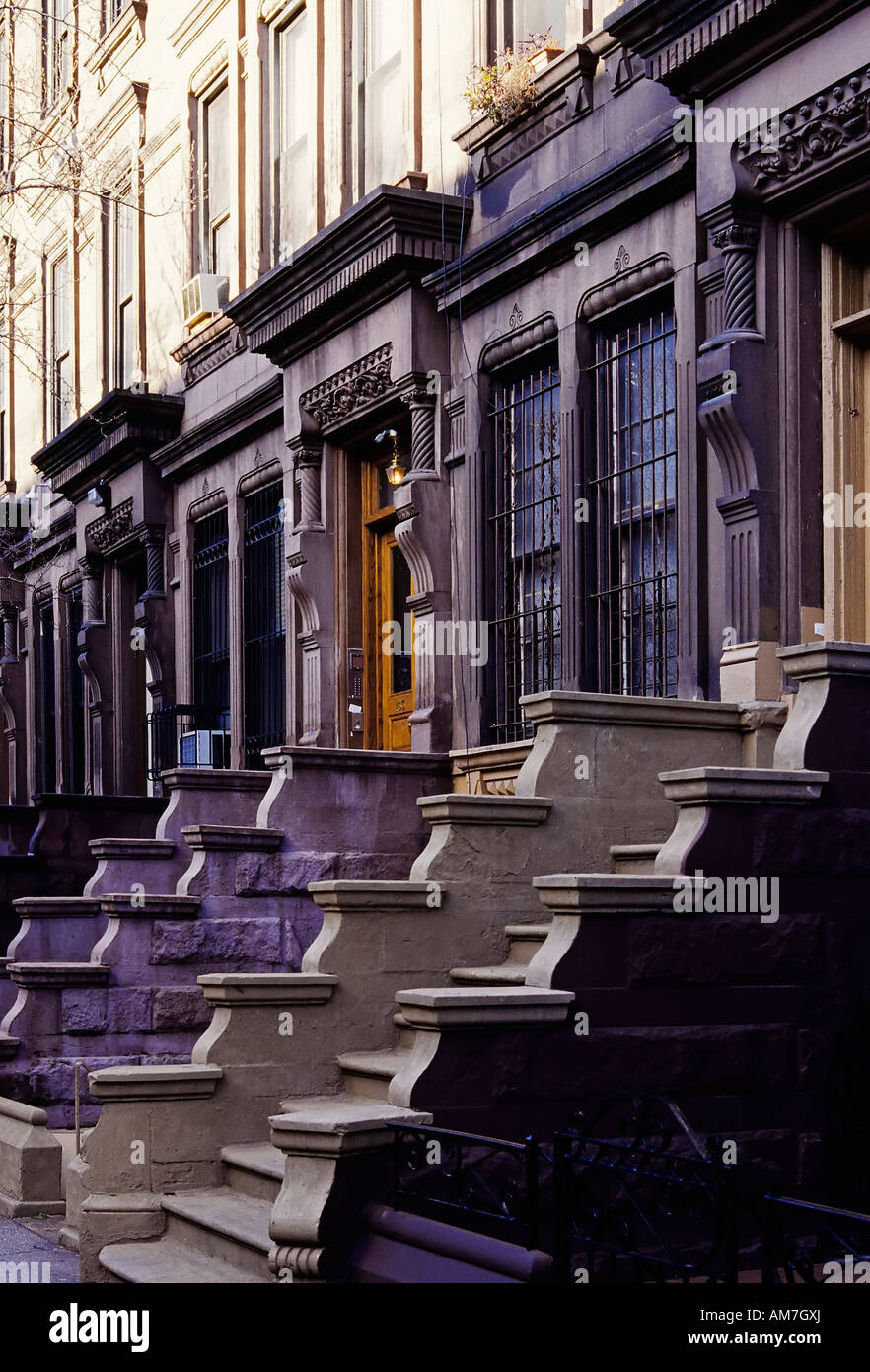Escaliers en pierre marron, maisons mitoyennes du début du XXe siècle, Central Park West, New York City, Etats-Unis Banque D'Images