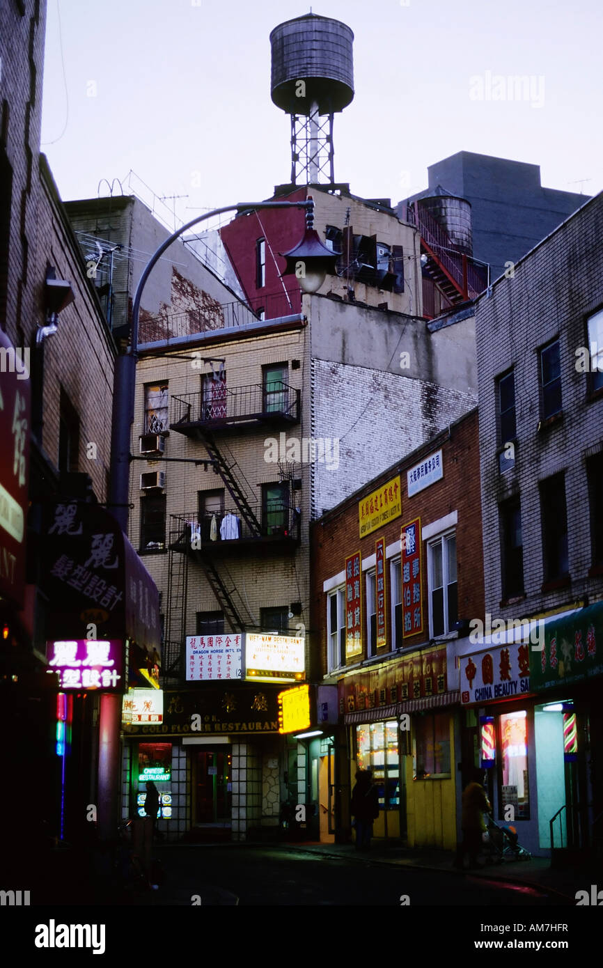 Rue sombre à Chinatown, Lower East Side, New York City, États-Unis Banque D'Images