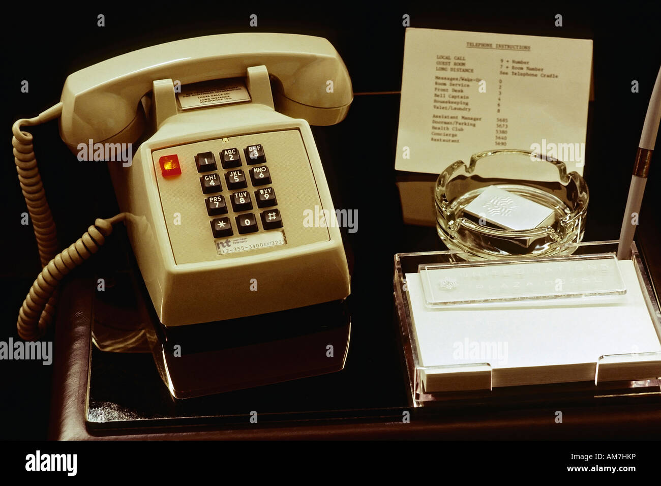 À côté de la chambre téléphone au casier, United Nations Plaza Hotel, New York City, USA Banque D'Images