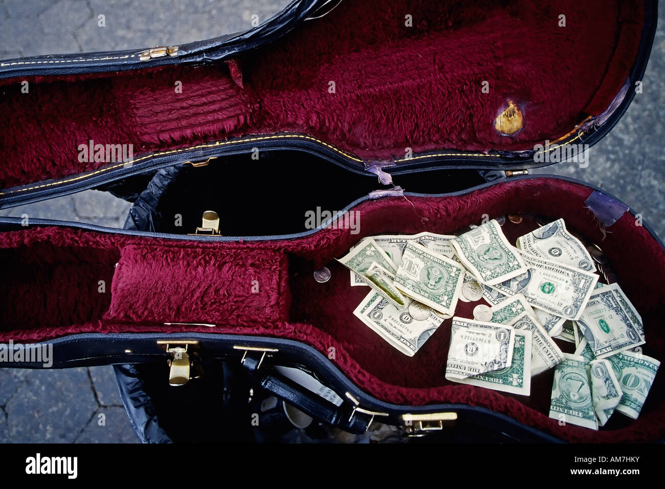 Billets recueillis dans un cas d'un violine musican Street, New York City, USA Banque D'Images