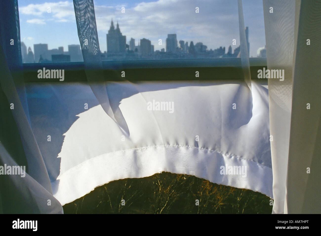 Fenêtre avec vue sur l'horizon, rideau en mouvement, Central Park West, New York City, USAi Banque D'Images