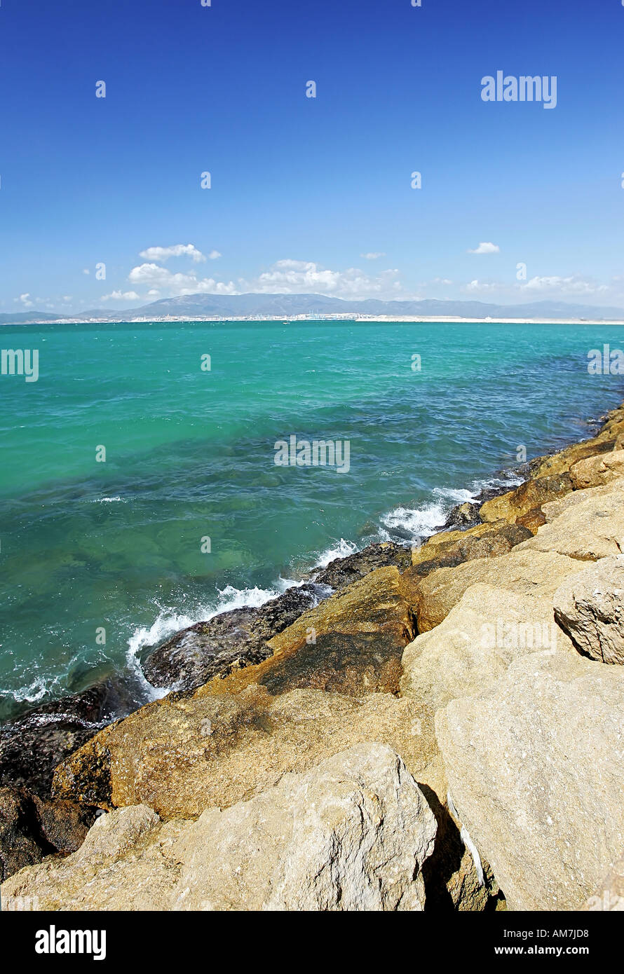 Côte Rocheuse sur le bord de mer à La Linea en Espagne Banque D'Images