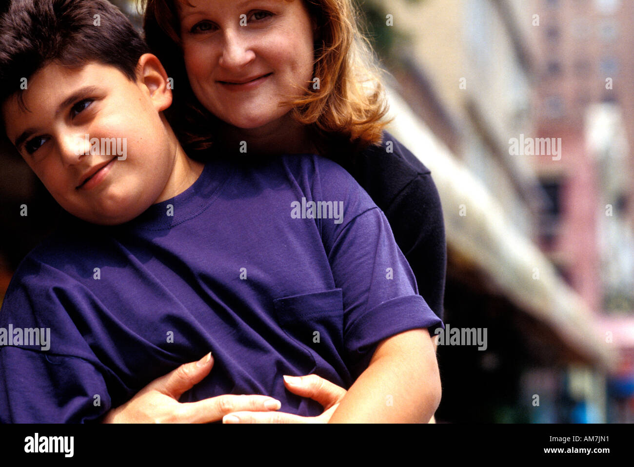 Mid adult woman embracing son fils Banque D'Images