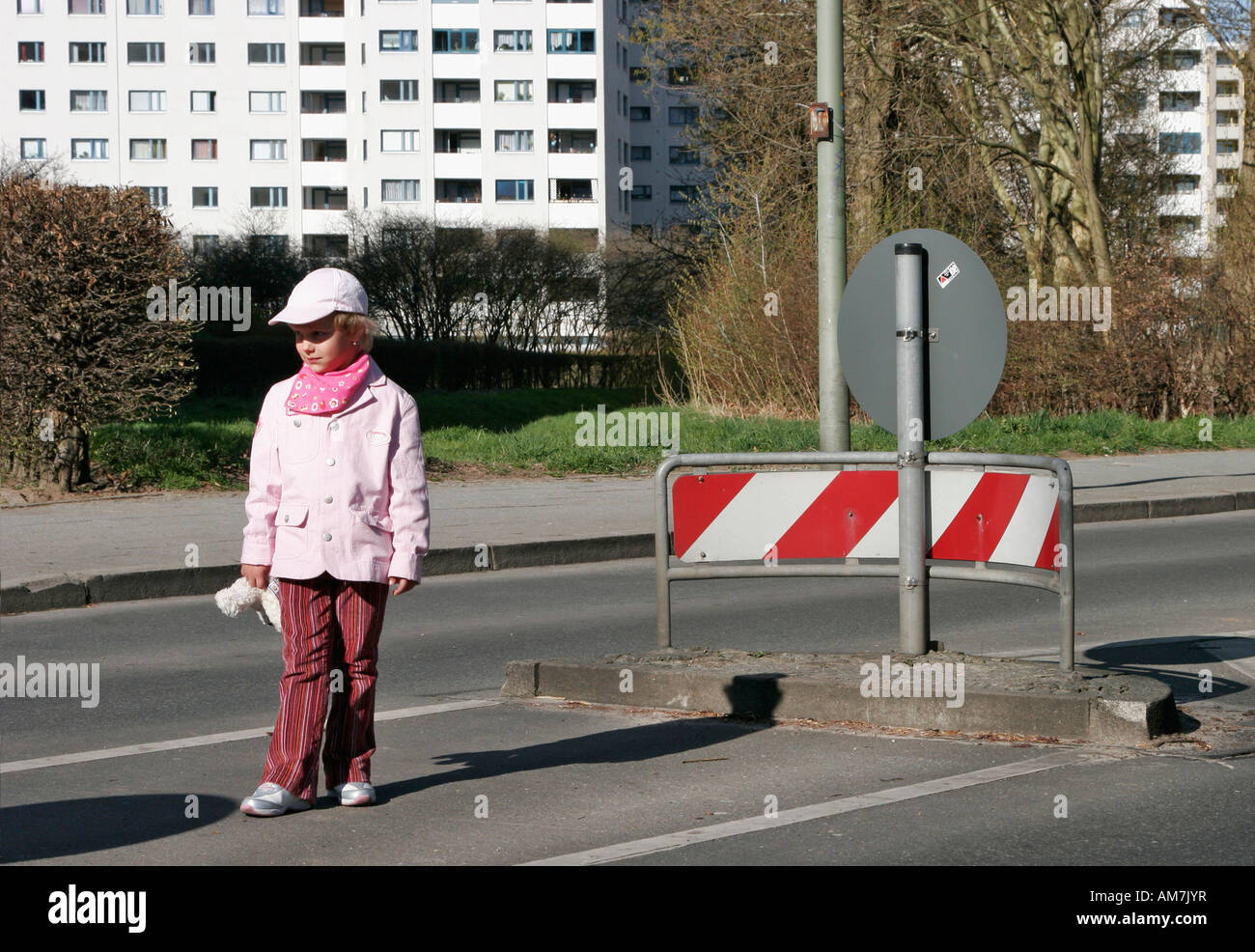 Petite fille en attente de cross street Banque D'Images