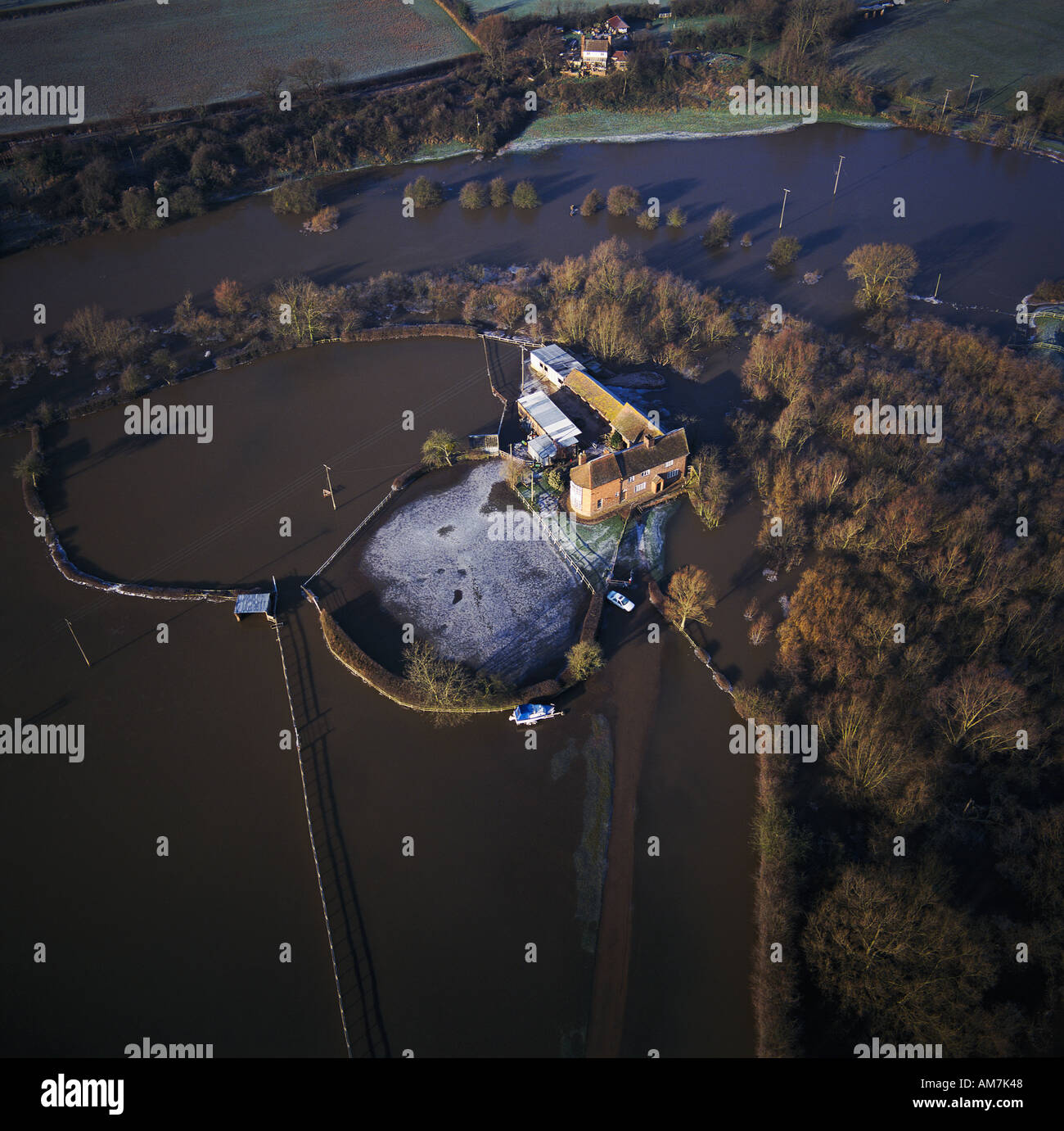 Chambre isolée par les inondations d'hiver vue aérienne UK Banque D'Images
