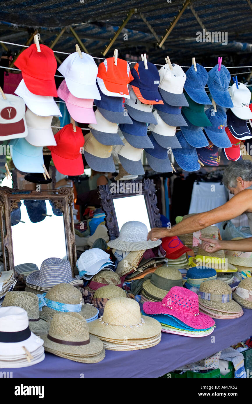 Personne shopping à un chapeau et les caler dans un marché espagnol Photo  Stock - Alamy