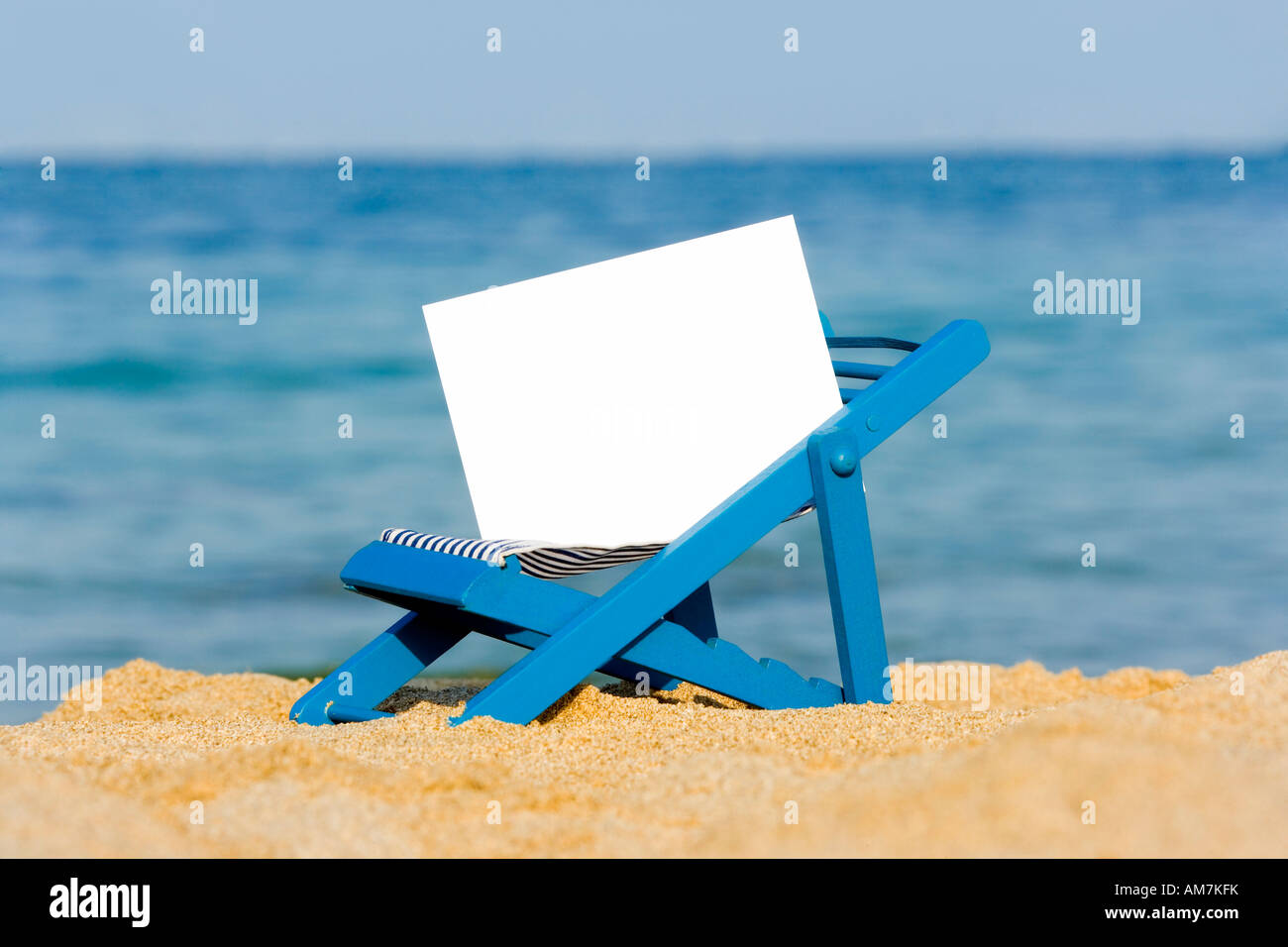 Une chaise longue avec un panneau sur la plage Banque D'Images