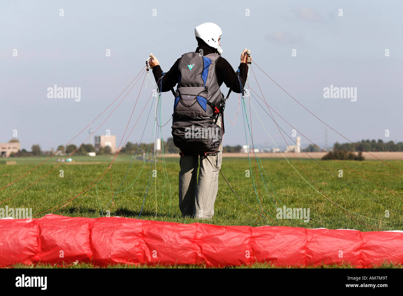 Prêt au décollage parapente dans les champs, NRW, Allemagne Banque D'Images