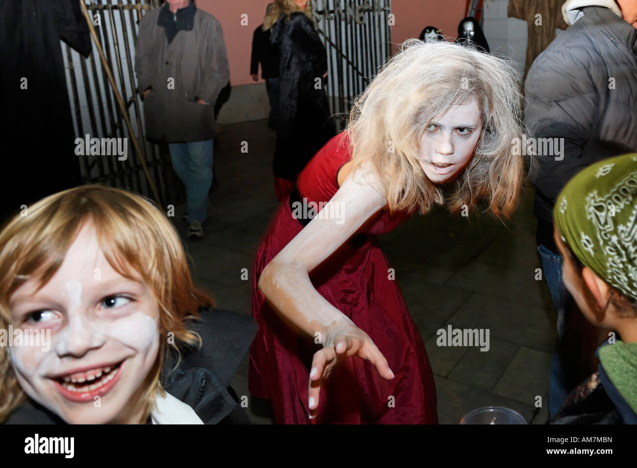 Jeune fille avec maquillage de sorcière atteignant pour un enfant, Halloween événement pour les enfants, théâtre musée Duesseldorf, NRW, Allemagne Banque D'Images