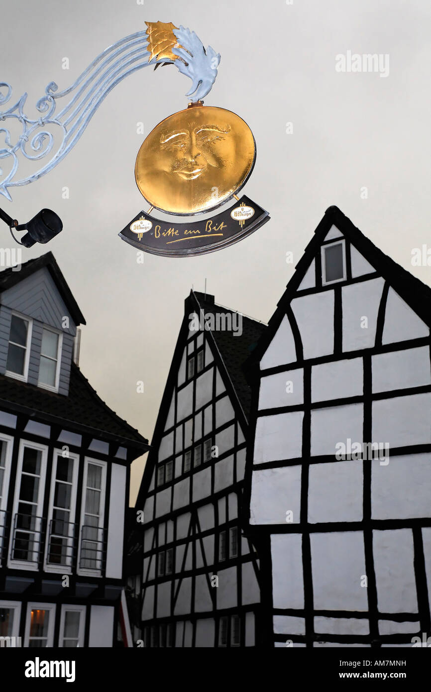 Enseigne de pub golden pleine lune à la vieille partie de la ville, Hattingen, NRW, Allemagne Banque D'Images