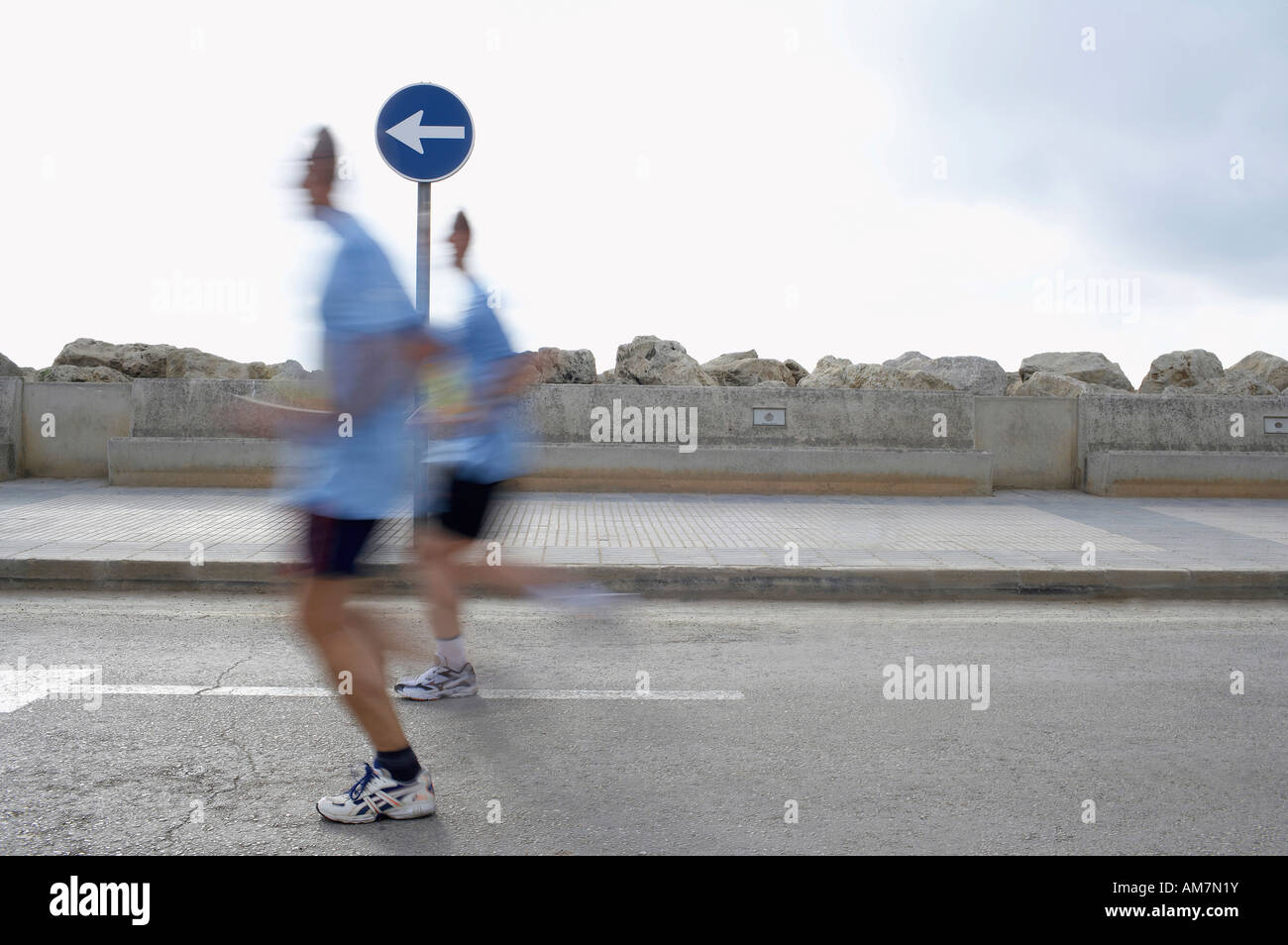 Les coureurs de marathon l'adoption d'un signe de la circulation Banque D'Images