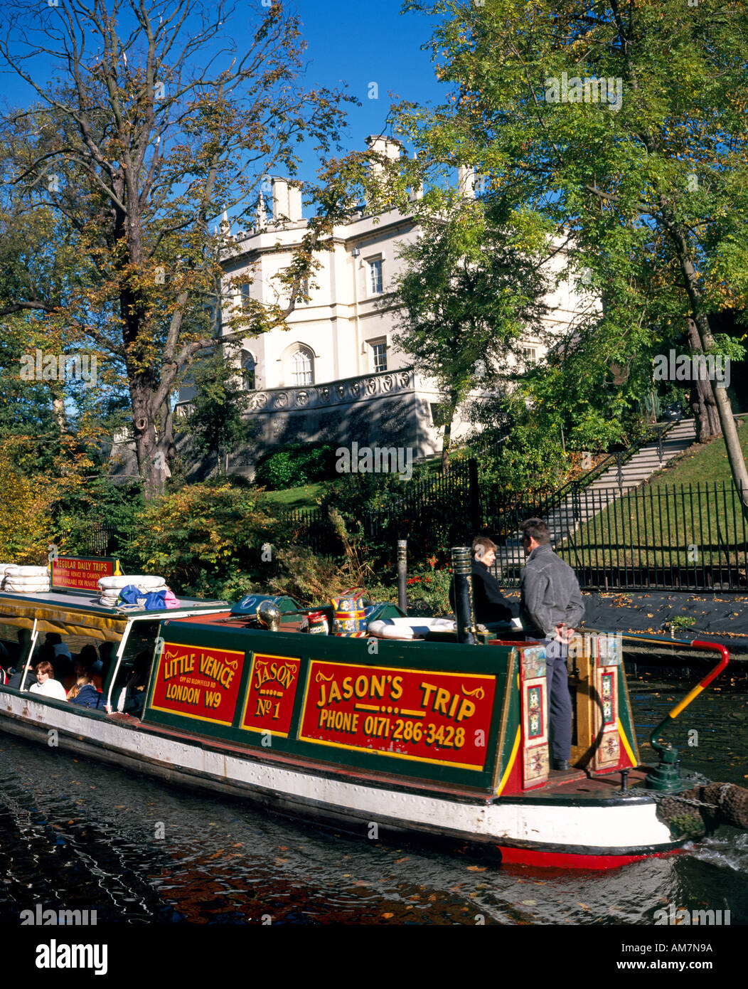 Belle villa de style Regency House par Regent s Canal en automne avec Jason s barge Voyage Angleterre Londres NW1 Banque D'Images