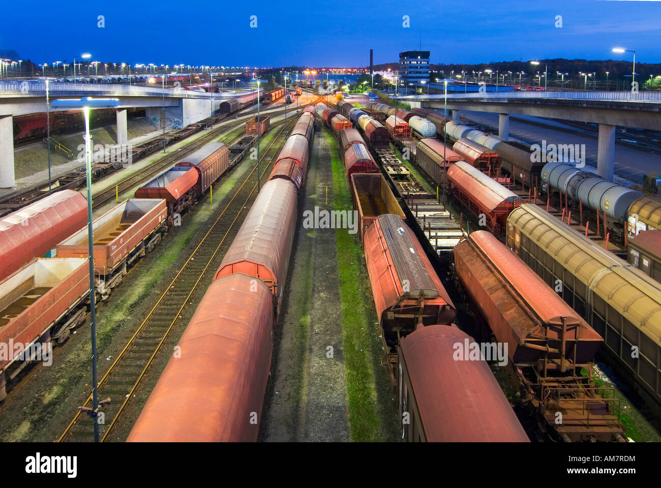 Les trains de marchandises stationné à Maschen railroad shunting yard près de Hambourg la nuit, Basse-Saxe, Allemagne Banque D'Images