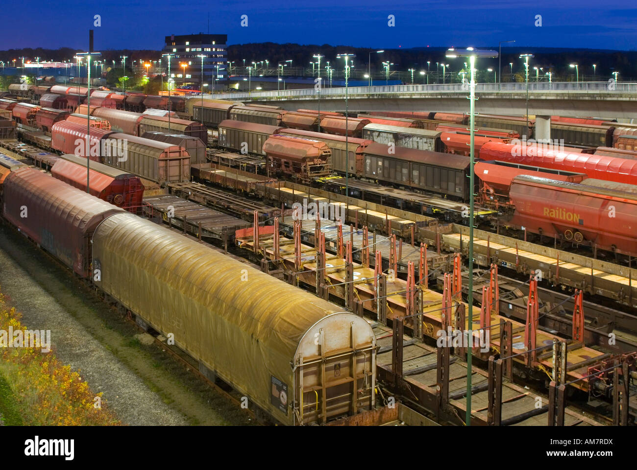 Les trains de marchandises stationné à Maschen railroad shunting yard près de Hambourg la nuit, Basse-Saxe, Allemagne Banque D'Images