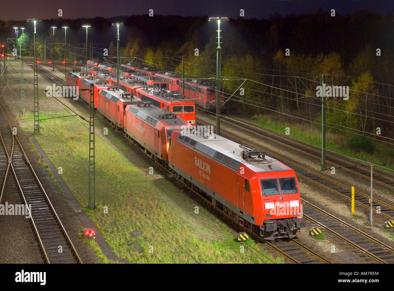 Locomotives électriques stationnés à Maschen railroad shunting yard près de Hambourg la nuit, Basse-Saxe, Allemagne Banque D'Images