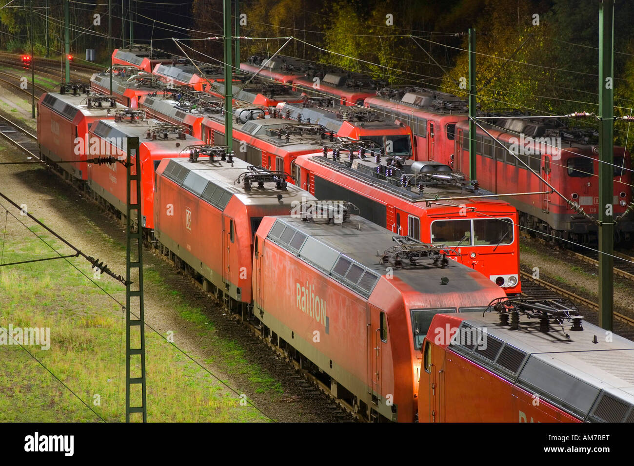 Locomotives électriques stationnés à Maschen railroad shunting yard près de Hambourg la nuit, Basse-Saxe, Allemagne Banque D'Images