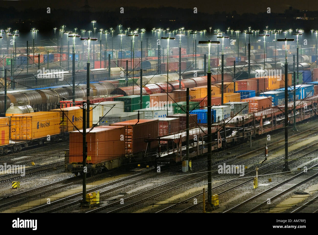 Les trains de marchandises stationné à Maschen railroad shunting yard près de Hambourg la nuit, Basse-Saxe, Allemagne Banque D'Images