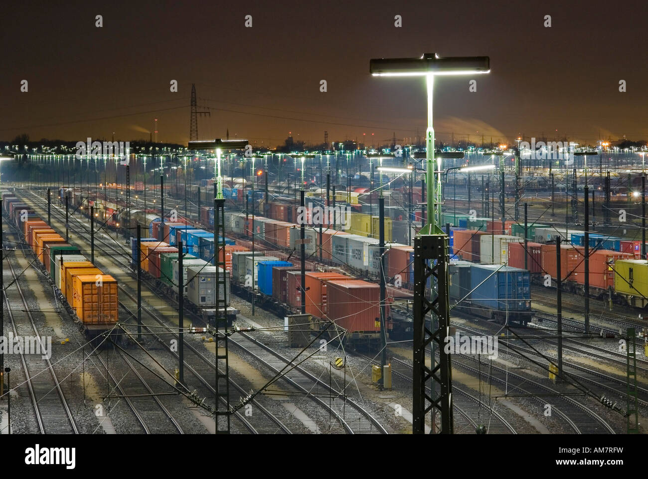 Les trains de marchandises stationné à Maschen railroad shunting yard près de Hambourg la nuit, Basse-Saxe, Allemagne Banque D'Images
