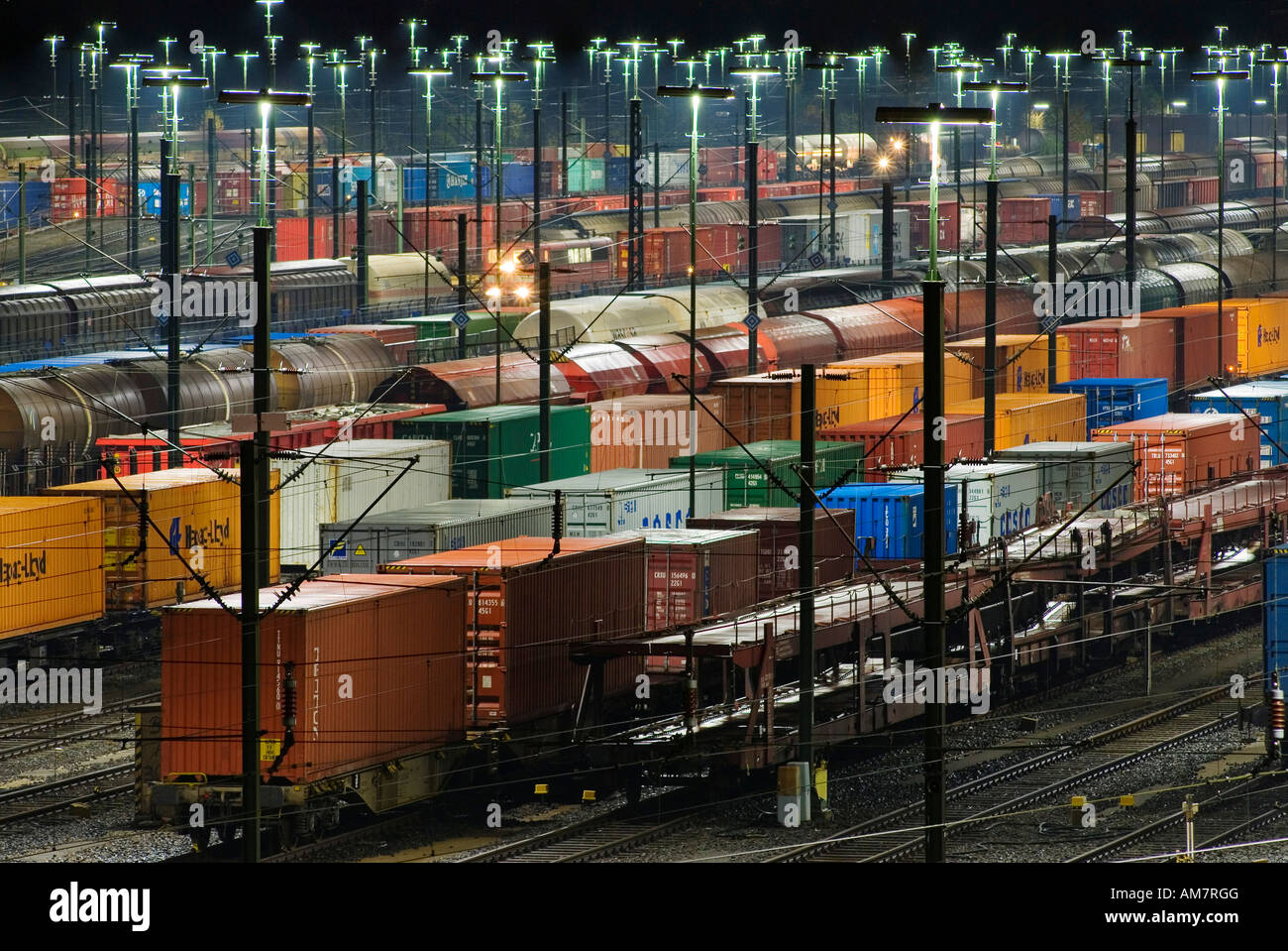 Les trains de marchandises stationné à Maschen railroad shunting yard près de Hambourg la nuit, Basse-Saxe, Allemagne Banque D'Images