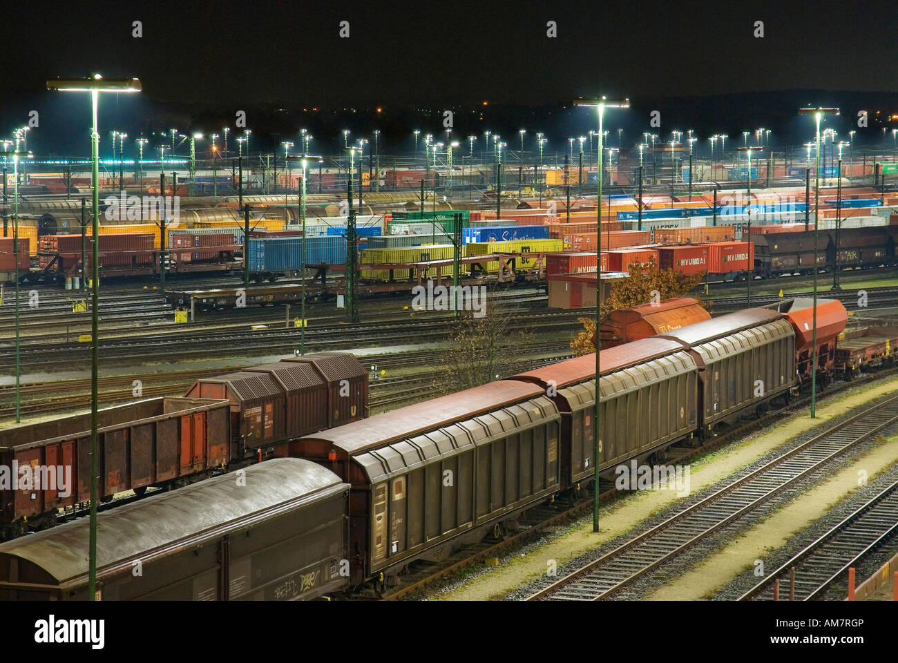 Les trains de marchandises stationné à Maschen railroad shunting yard près de Hambourg la nuit, Basse-Saxe, Allemagne Banque D'Images