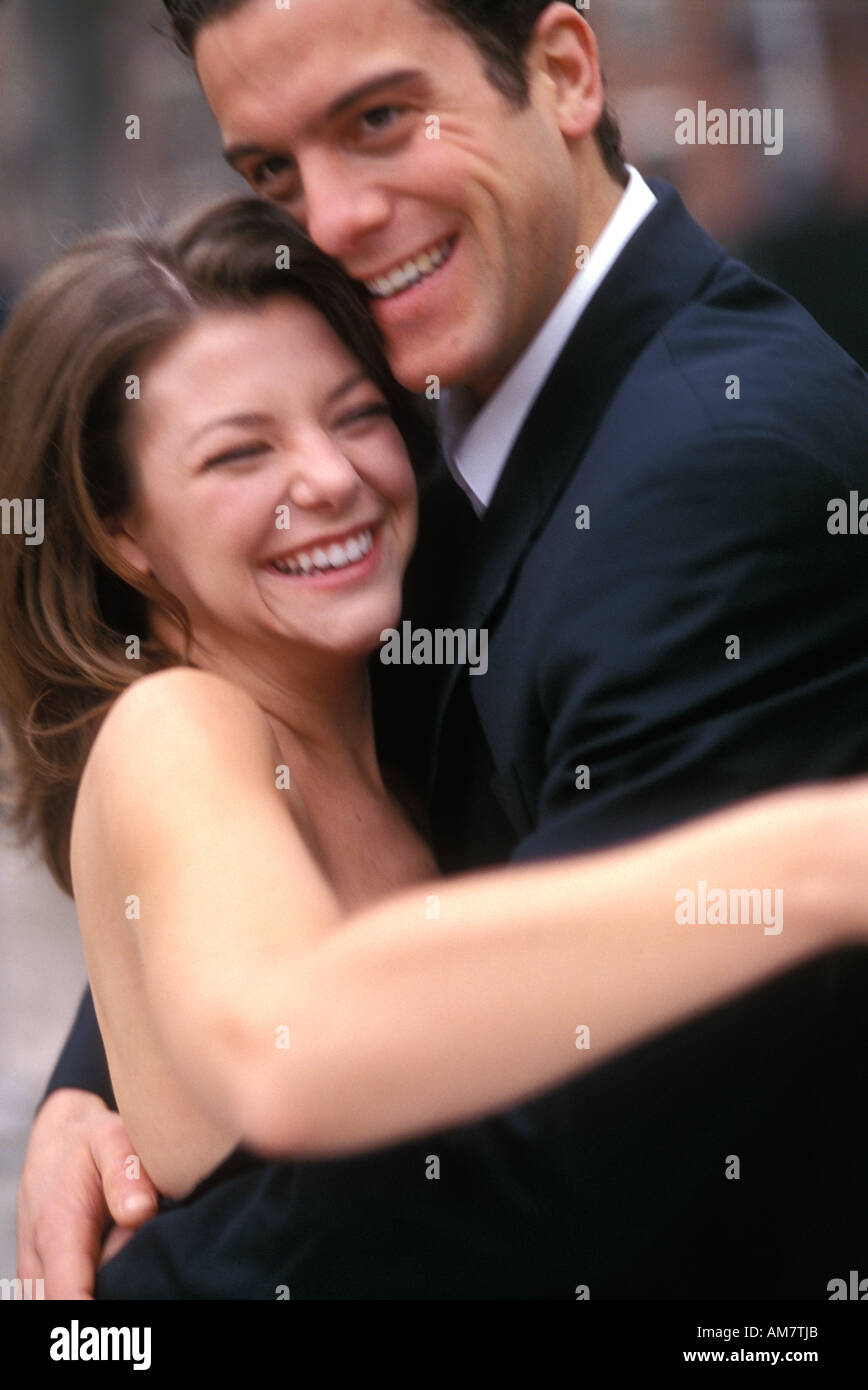 Young couple embracing Banque D'Images