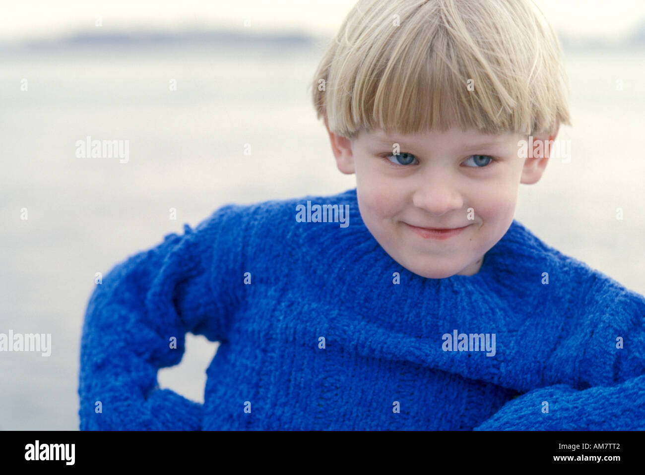 Boy (8-9) smiling Banque D'Images