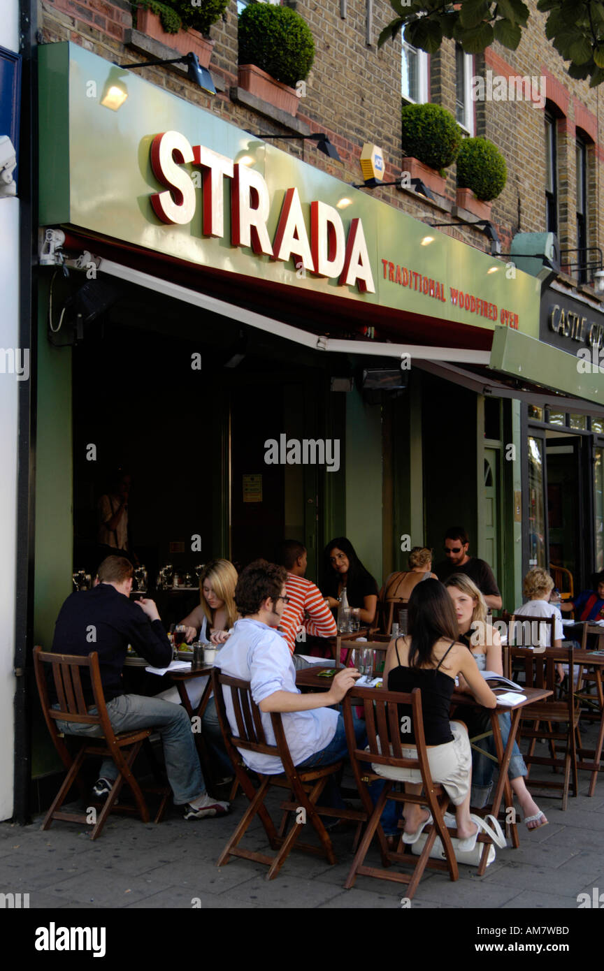 Strada restaurant Upper Street Islington Londres Angleterre Royaume-uni Banque D'Images