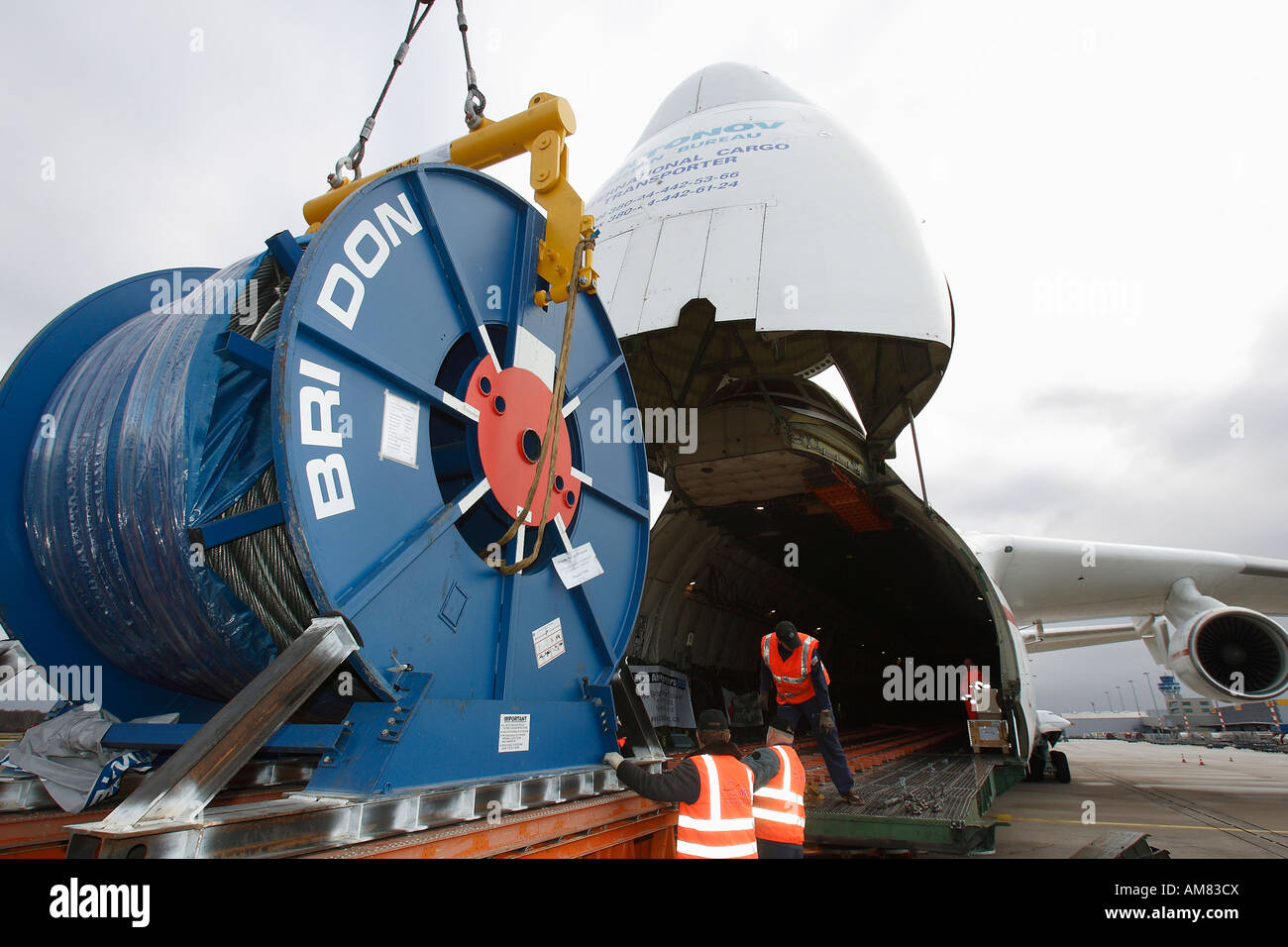 Câble de chargement avec une batterie, Antonow-225, l'aéroport de Cologne Bonn, Cologne, Rhénanie du Nord-Westphalie, Allemagne Banque D'Images