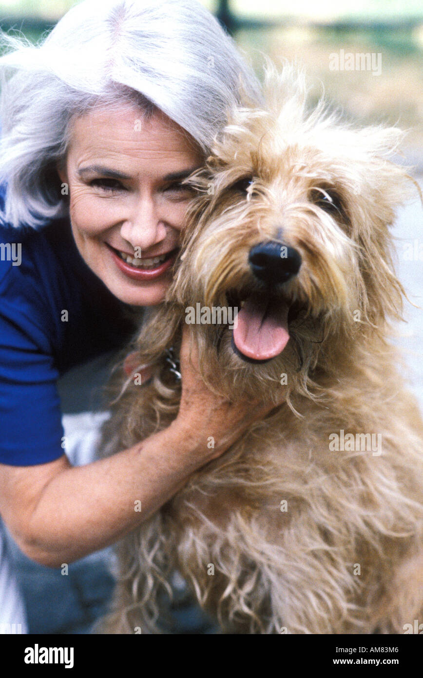 Mature Woman holding dog Banque D'Images