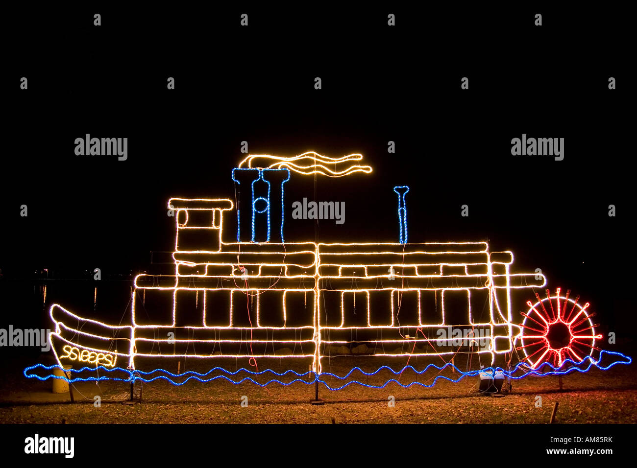 Wisconsin USA feux rotatifs une nuit de Noël parade à La Crosse décorée lumière néon dans une forme d'un bateau à aubes de la rivière Banque D'Images