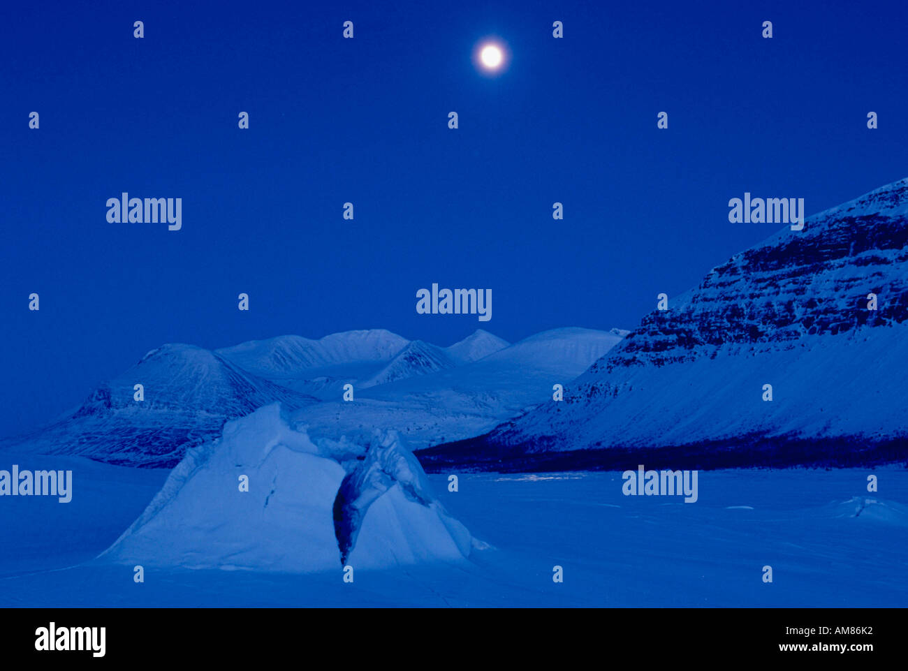 Sjoefallet Nationalpark, Stora regardez de Akkajaure lake, au nord de la Scandinavie, la Suède, nuit avec lune Banque D'Images