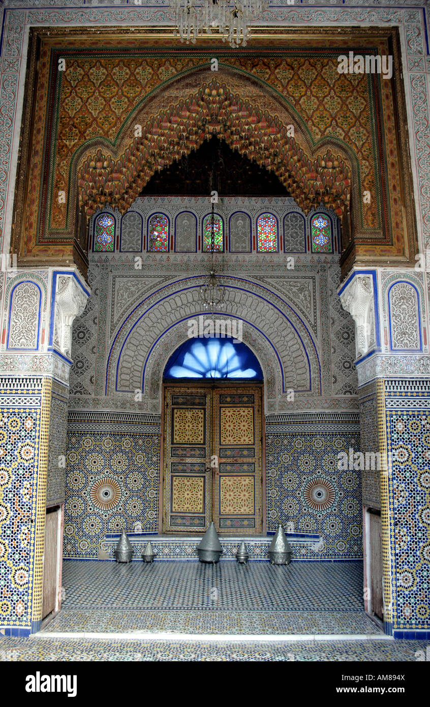 Vue intérieure d'un palais inhabitée, Fes, Maroc Banque D'Images