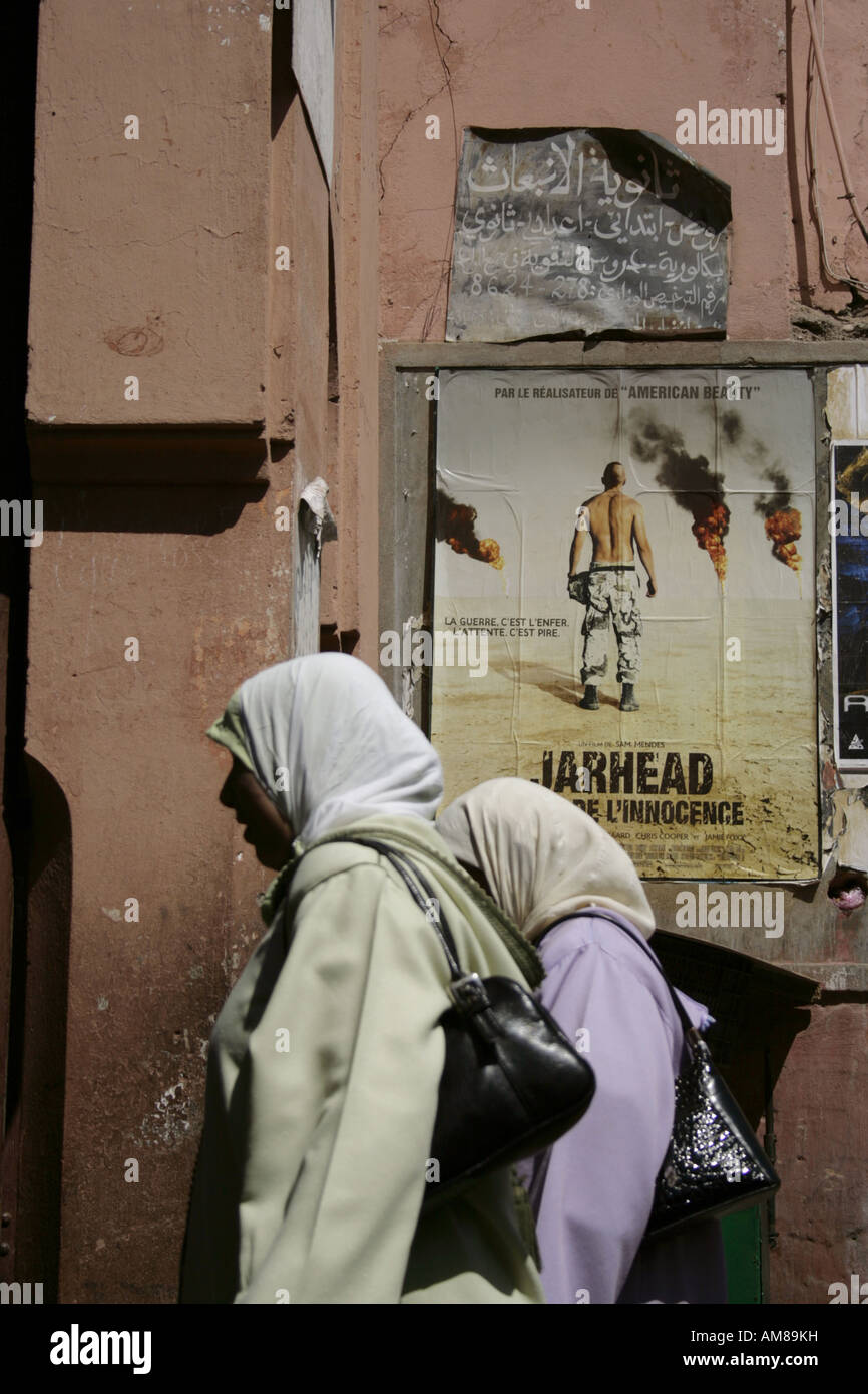 Les femmes avec foulard à l'avant d'un Coach Carter-poster, Marrakech,  Maroc Photo Stock - Alamy