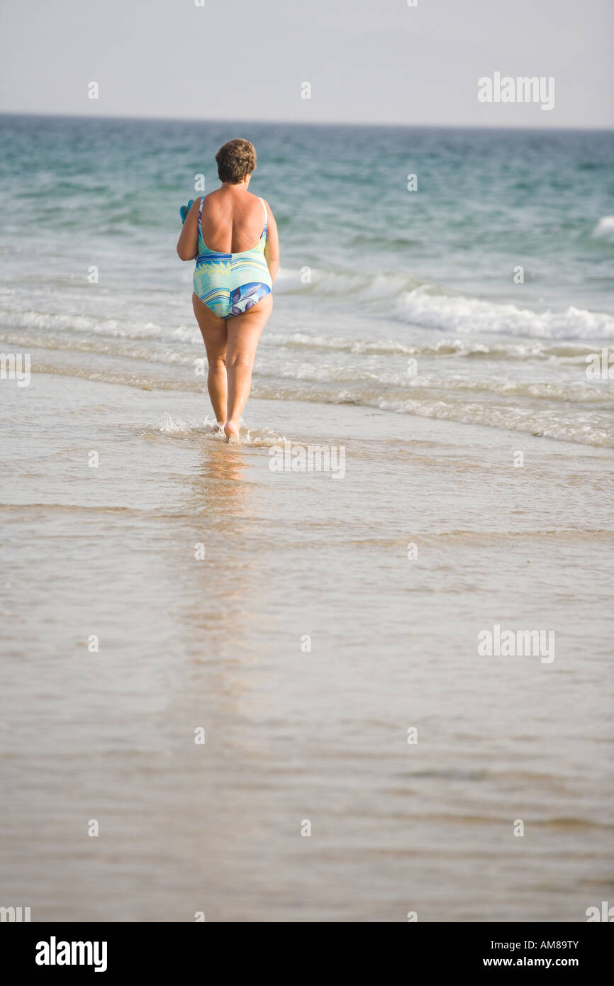Femme marche sur mer à Tarifa, Cadiz, Espagne Banque D'Images