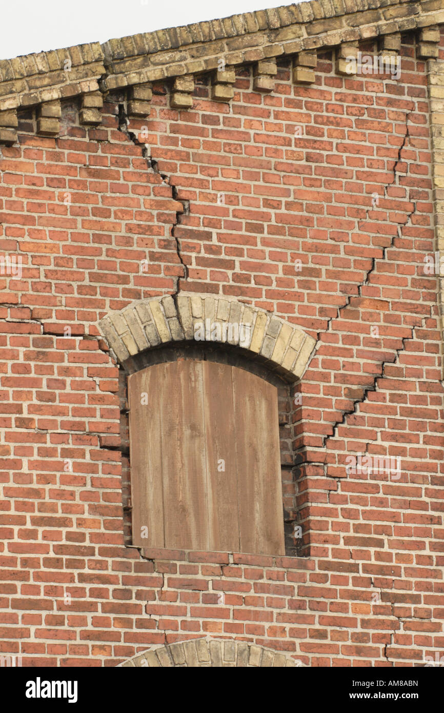 Ancien entrepôt avec de grandes fissures dans le mur, Stralsund, Mecklembourg-Poméranie-Occidentale, Allemagne Banque D'Images